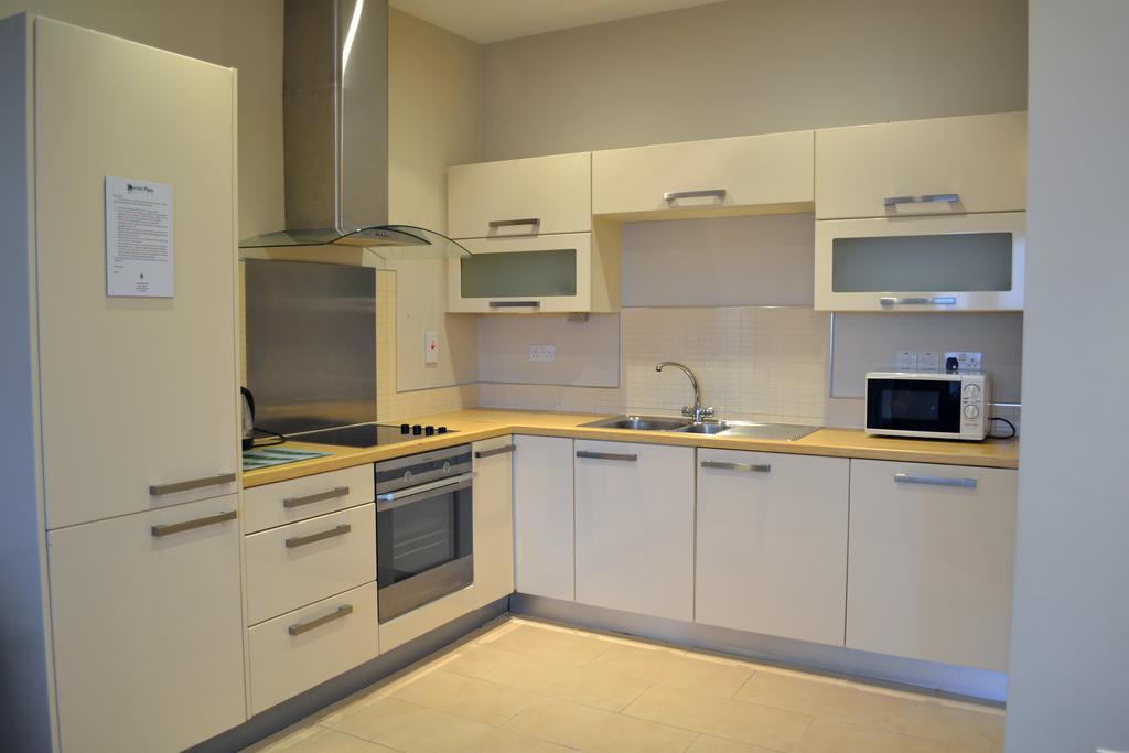 Carrick Plaza Suites And Apartments ภายนอก รูปภาพ