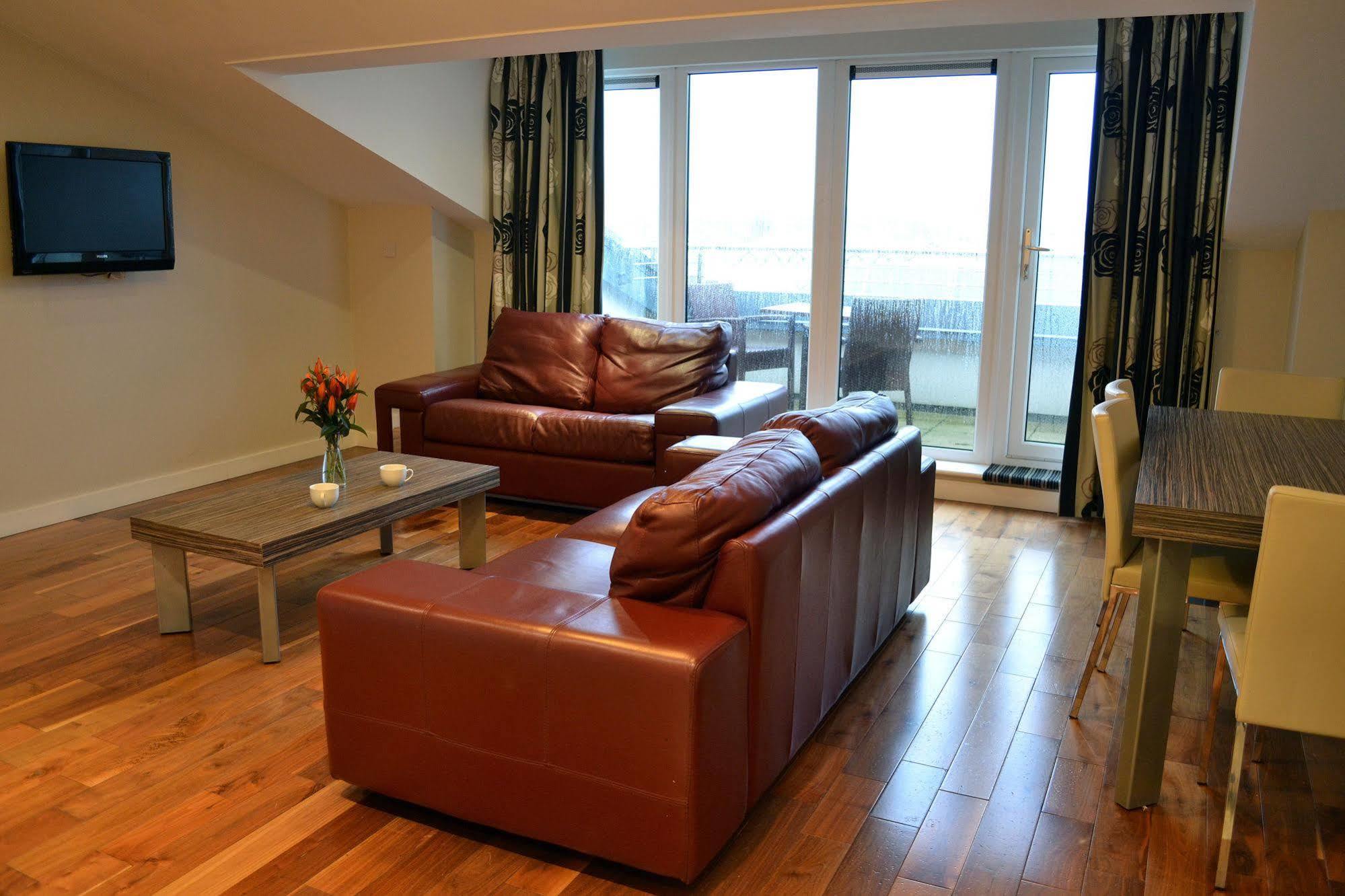Carrick Plaza Suites And Apartments ภายนอก รูปภาพ