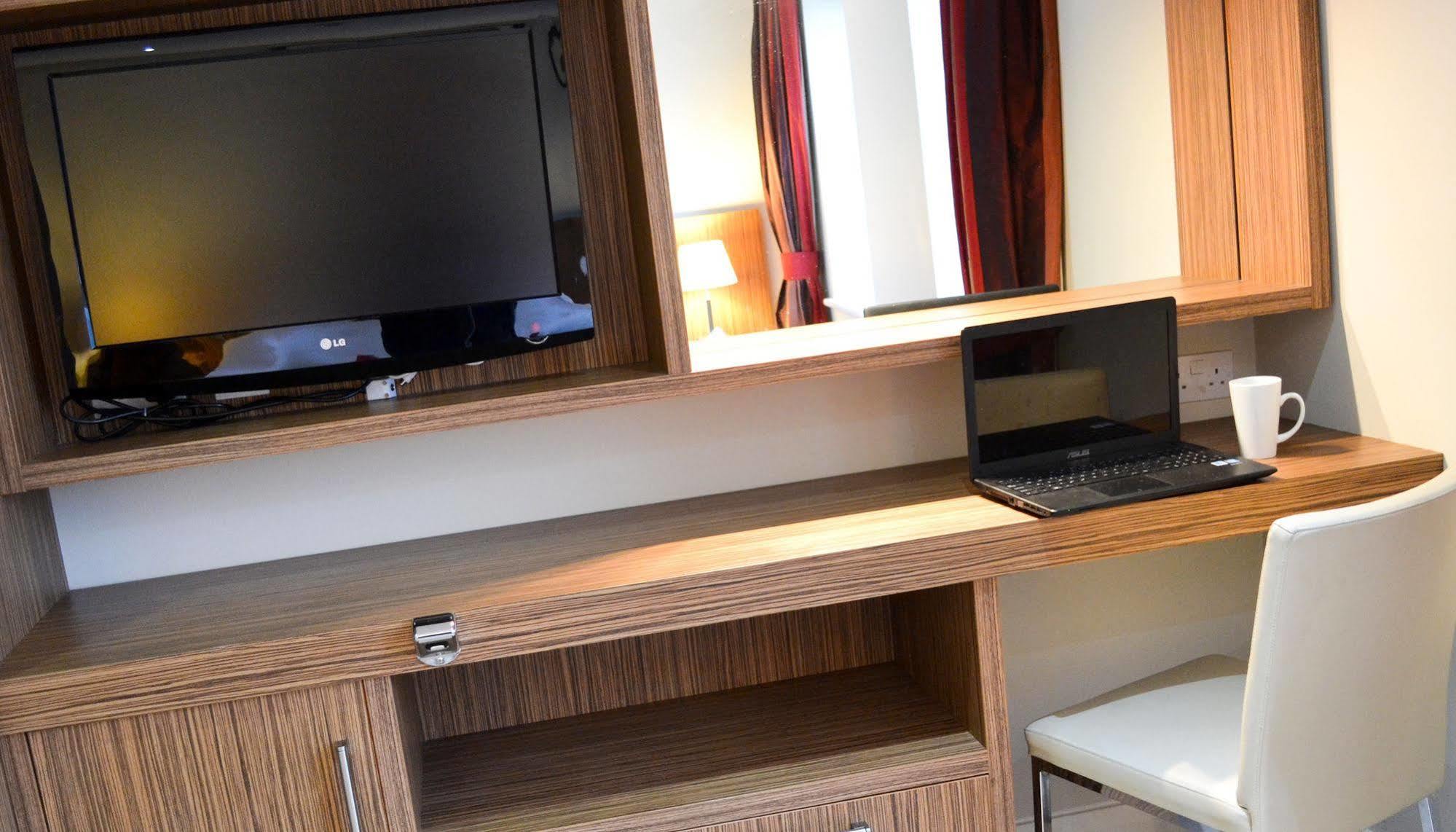 Carrick Plaza Suites And Apartments ภายนอก รูปภาพ