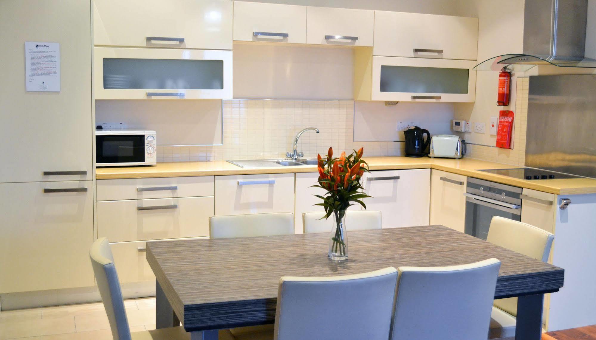 Carrick Plaza Suites And Apartments ภายนอก รูปภาพ