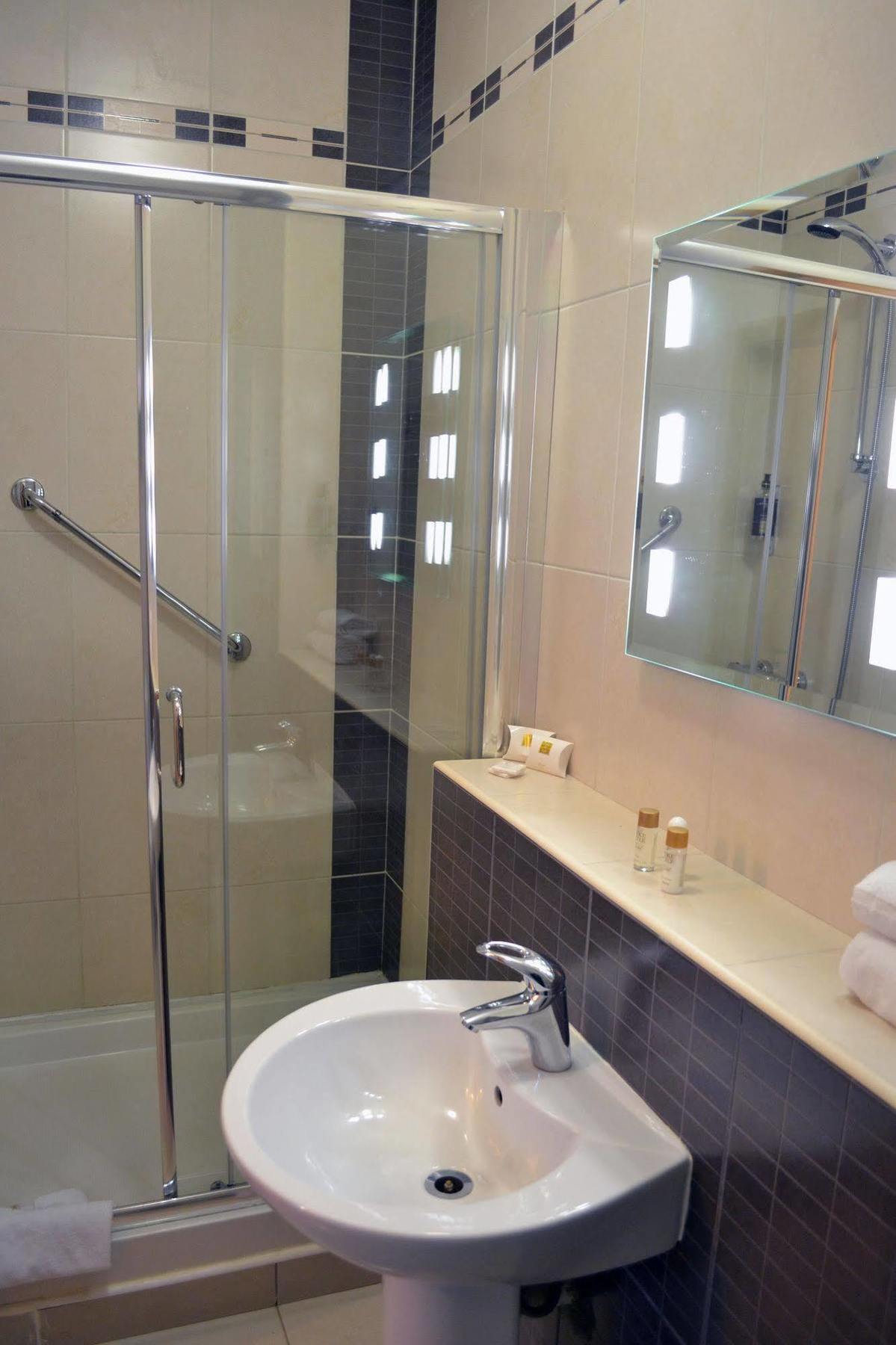 Carrick Plaza Suites And Apartments ภายนอก รูปภาพ