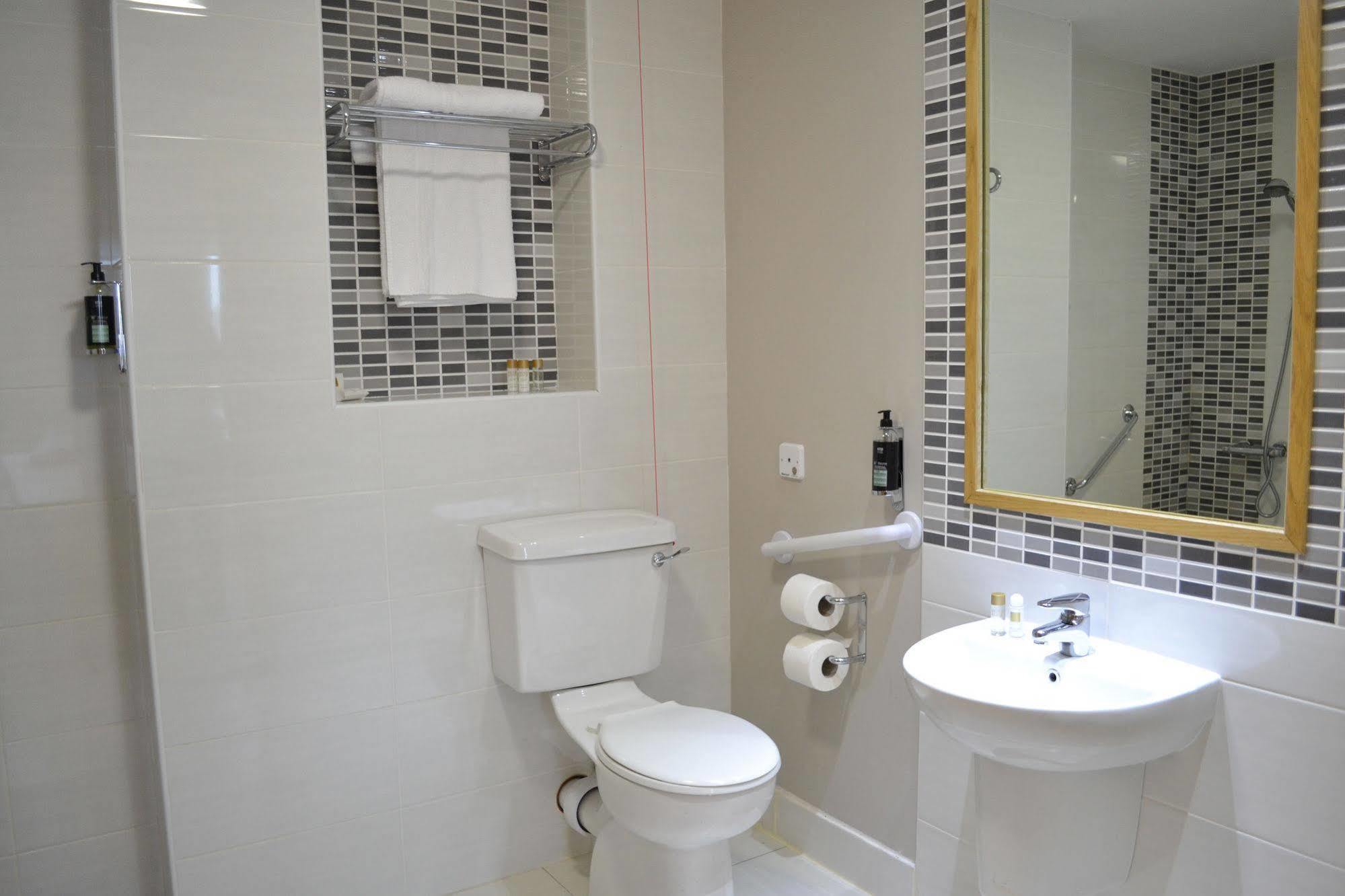 Carrick Plaza Suites And Apartments ภายนอก รูปภาพ