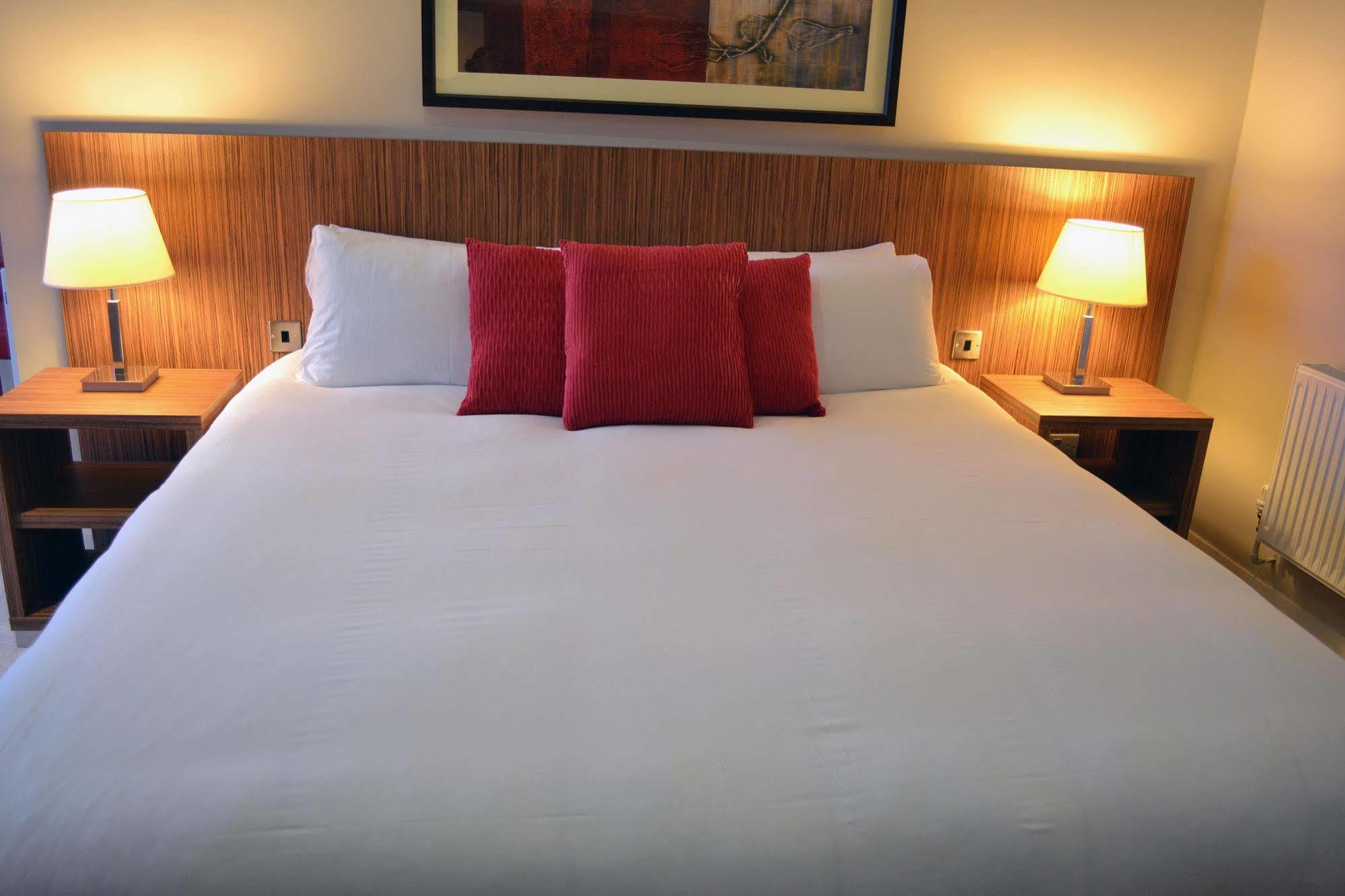 Carrick Plaza Suites And Apartments ภายนอก รูปภาพ