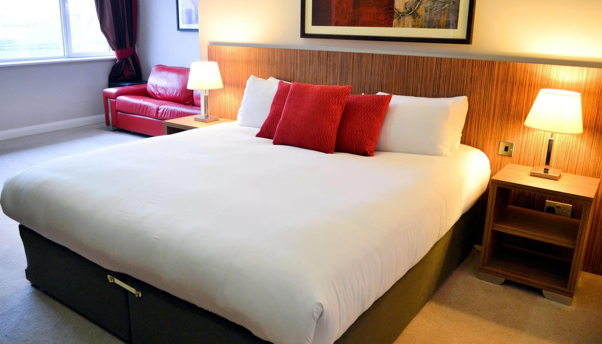 Carrick Plaza Suites And Apartments ภายนอก รูปภาพ