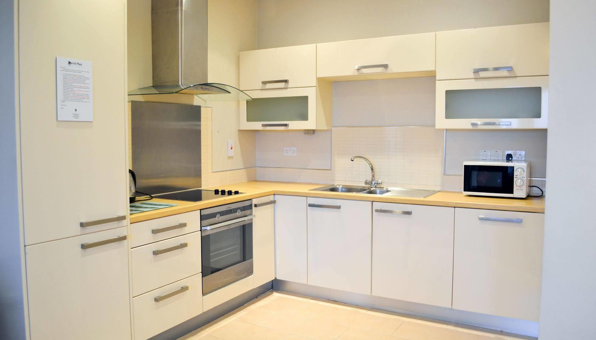 Carrick Plaza Suites And Apartments ภายนอก รูปภาพ